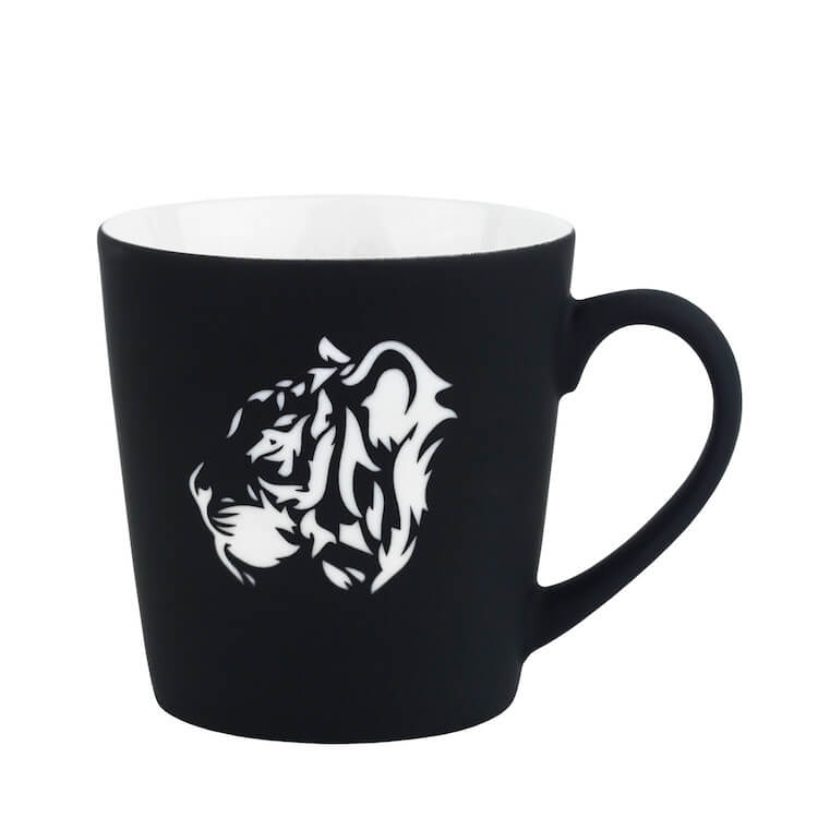 Черная кружка с изображением тигра