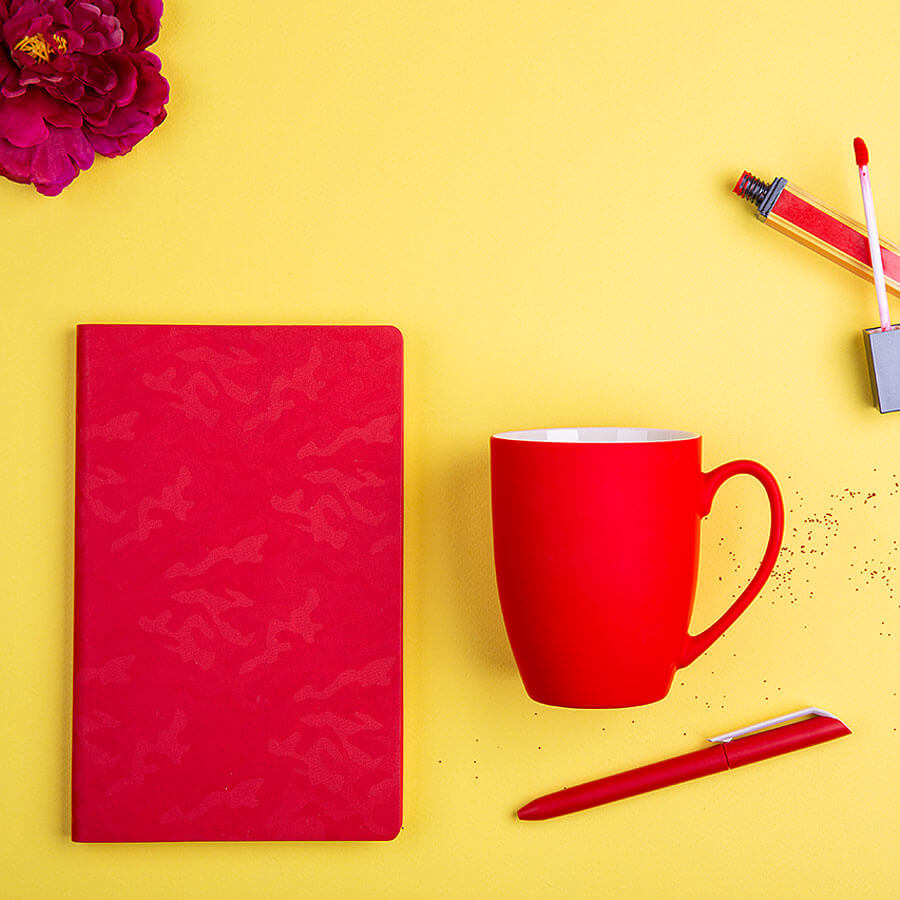 Ежедневник, кружка и ручка в красном цвете
